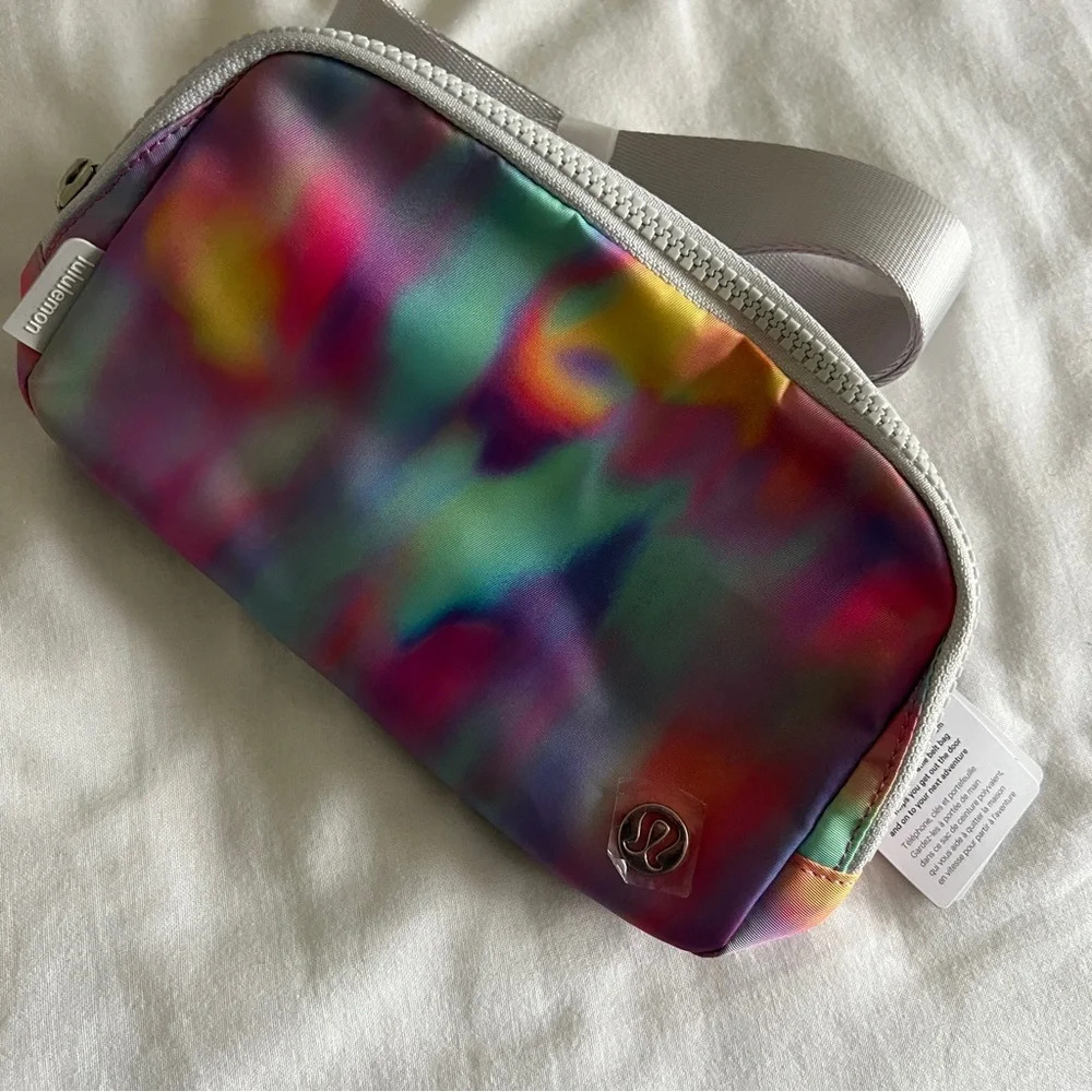 🆕 Lululemon Everywhere Belt Bag - Prism Wash Multi